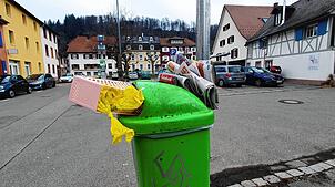 Überquellende Mülleimer in Schopfheim wie hier am Viehmarktplatz – wären sie mit einer Verpackungssteuer wirklich Geschichte? Foto: ...