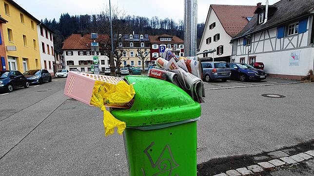 Überquellende Mülleimer in Schopfheim wie hier am Viehmarktplatz – wären sie mit einer Verpackungssteuer wirklich Geschichte? Foto: ...