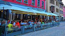 Die Sitzgelegenheiten draußen, wie hier im Gasthaus Ott in der Färberstraße, werden von den Besuchern an warmen Tagen gerne genutzt. ...