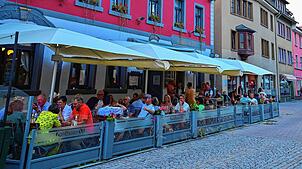 Die Sitzgelegenheiten draußen, wie hier im Gasthaus Ott in der Färberstraße, werden von den Besuchern an warmen Tagen gerne genutzt. ...