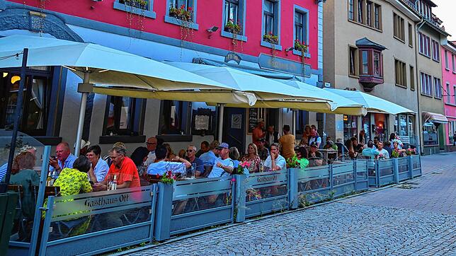 Die Sitzgelegenheiten draußen, wie hier im Gasthaus Ott in der Färberstraße, werden von den Besuchern an warmen Tagen gerne genutzt. ...