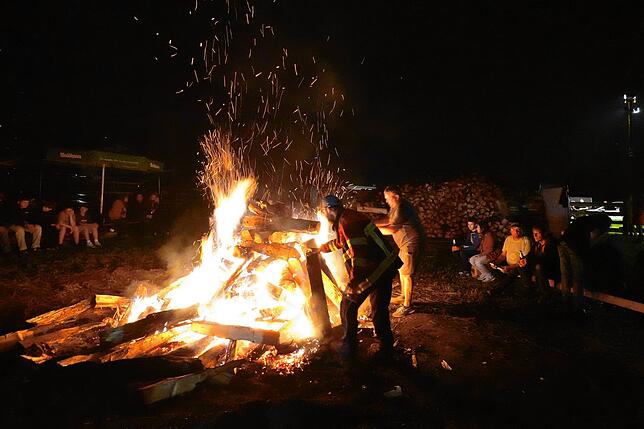 Größte Lagerfeuer nördlich der Alpen: Reto Stoll aus Schaffhausen legte kräftig Holz auf das Feuer, sodass die Zuhörer auf den nahen ...