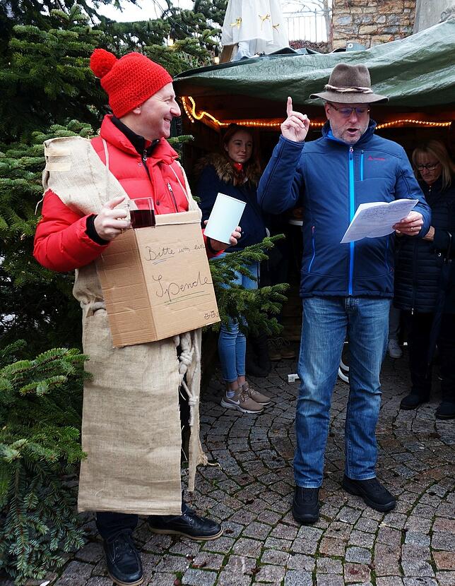 Großer Missetäter: Vor dem Antritt seiner Strafe bekam Oberbürgermeister Philipp Frank (links) nochmals von Narrenrichter Klaus-Dieter ...