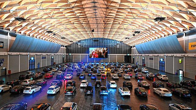 Auf der überdachten Fläche von 10 000 Quadratmetern ist in der Messehalle Platz für 170 Fahrzeuge.