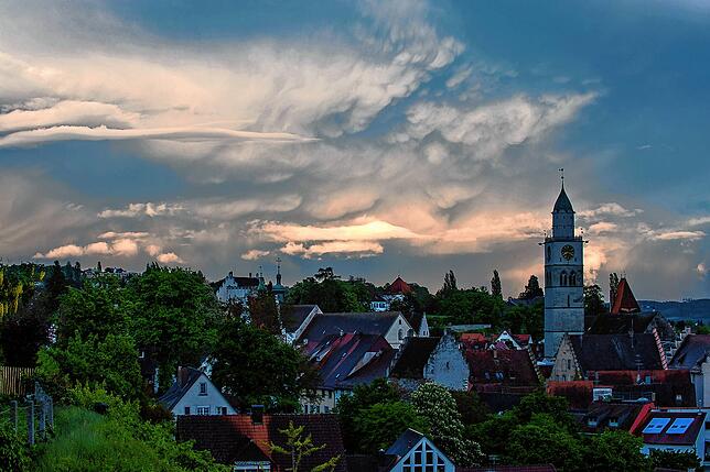 Die nach unten gewölbten Mammatus-Wolken – hier im Mai 2021 über Überlingen aufgenommen – sind ein malerischer Anblick. ...