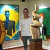 Ralf Rosa (links) und Thomas Wechlin in einem der Ausstellungsräume im Schlosskeller Tiengen. Vorne zwei Skulpturen von Rosa, dahinter ...