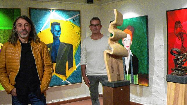 Ralf Rosa (links) und Thomas Wechlin in einem der Ausstellungsräume im Schlosskeller Tiengen. Vorne zwei Skulpturen von Rosa, dahinter ...