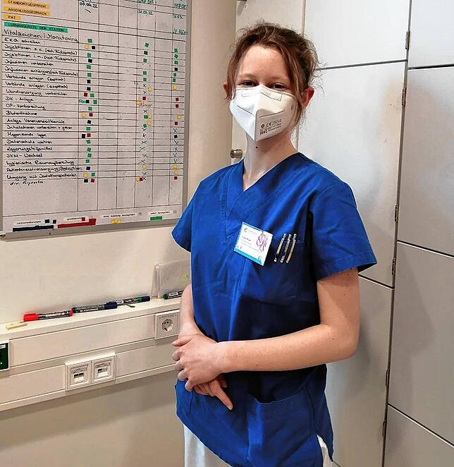Eileen Blum in ihrer Dienstkleidung im Klinikum Konstanz.