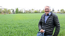 Sven Martin vor dem Gebiet Jungerhalde/West im Ortsteil Allmannsdorfs. Für ihn stellen sich grundsätzliche Fragen der Wohnbau- und ...
