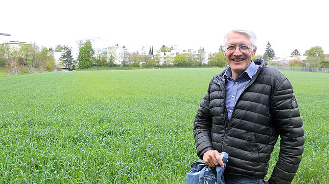 Sven Martin vor dem Gebiet Jungerhalde/West im Ortsteil Allmannsdorfs. Für ihn stellen sich grundsätzliche Fragen der Wohnbau- und ...
