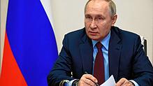 Dieses von der staatlichen russischen Nachrichtenagentur Sputnik via AP veröffentlichte Foto zeigt Wladimir Putin, Präsident von ...