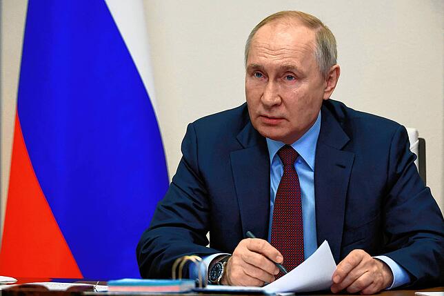 Dieses von der staatlichen russischen Nachrichtenagentur Sputnik via AP veröffentlichte Foto zeigt Wladimir Putin, Präsident von ...