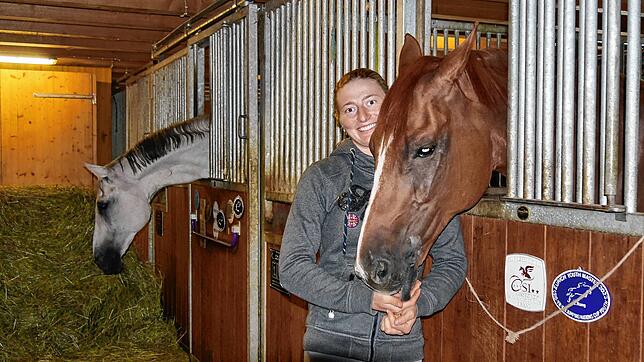Alia Knack mit dem Wallach Clifton D&lsquo;Arguilla Z im Stall des Reitsportzentrums in Boll. Hinten reckt ihr verletzter Favorit Claus ...