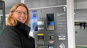 &bdquo;Ich war heute die Erste im Parkhaus&ldquo;, freute sich die Meersburgerin Inka Klaar im kernsanierten Parkhaus Mitte in Überlingen.