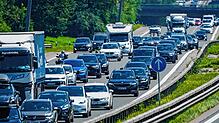 Nach dem Beginn der Sommerferien in Bayern und Baden-Württemberg kann es nach Einschätzung des ADAC wieder voll auf den Autobahnen ...