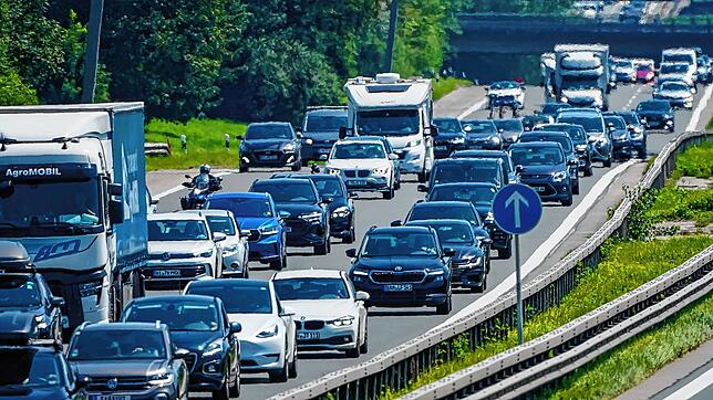Nach dem Beginn der Sommerferien in Bayern und Baden-Württemberg kann es nach Einschätzung des ADAC wieder voll auf den Autobahnen ...