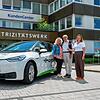 Elektromobilität zum Testen: Die Gewinner des SÜDKURIER-Jahresrückblickrätsels, Regina (von links) und Dietmar Schröer, konnten den ID.3 ...