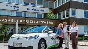 Elektromobilität zum Testen: Die Gewinner des SÜDKURIER-Jahresrückblickrätsels, Regina (von links) und Dietmar Schröer, konnten den ID.3 ...