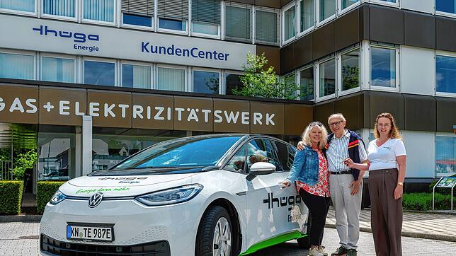 Elektromobilität zum Testen: Die Gewinner des SÜDKURIER-Jahresrückblickrätsels, Regina (von links) und Dietmar Schröer, konnten den ID.3 ...