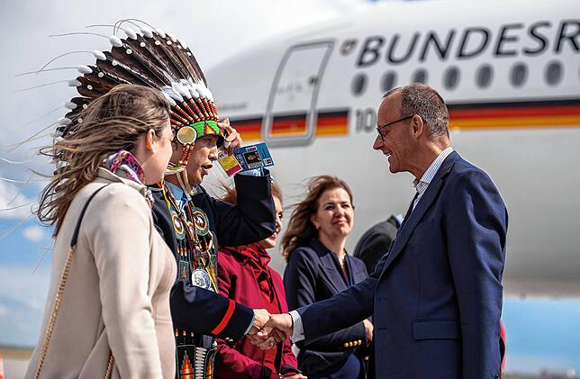 Bundeskanzler Friedrich Merz (CDU) kommt zum G7-Gipfel der Staats- und Regierungschefs auf dem Flughafen in Calgary an und wird von ...