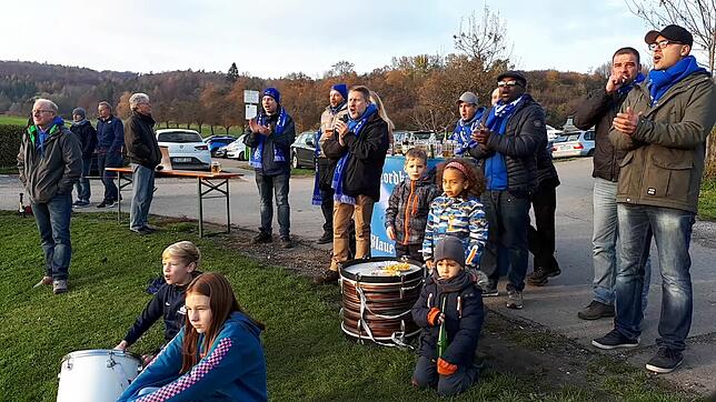 Auch bei eisigen Temperaturen im November feuerten die Fans der SG Dettingen-Dingelsdorf ihr Team lautstark an.