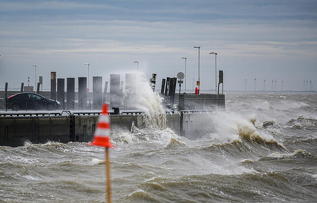 Wilhelmshaven: Auch an der Nordseeküste von Wilhelmshaven wütet das Sturmtief &bdquo;Sabine&ldquo;.