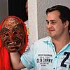 Vize-Hexenmeister Marvin Grabherr präsentiert seinen Mitgliedern die neue Hexenmaske, die nun auch mit rot leuchtenden Augen erhältlich ist.