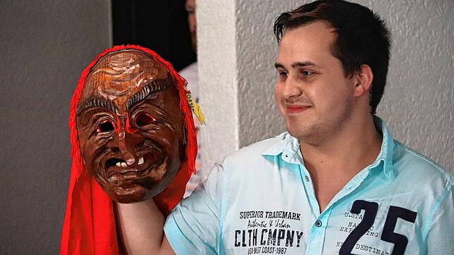 Vize-Hexenmeister Marvin Grabherr präsentiert seinen Mitgliedern die neue Hexenmaske, die nun auch mit rot leuchtenden Augen erhältlich ist.