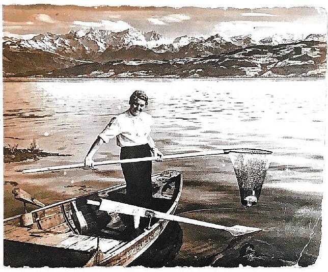 Im Hintergrund die Alpen – sie wurden nachträglich ins Bild montiert, damit es an die Fischerin vom Bodensee erinnert.