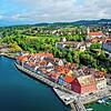Ein 64-jähriger Freizeitkapitän setzte am Freitagabend sein Segelboot gegen die Mauer des Hafens von Meersburg, rechts unten im Bild. ...
