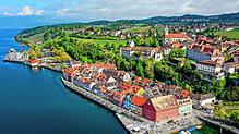 Ein 64-jähriger Freizeitkapitän setzte am Freitagabend sein Segelboot gegen die Mauer des Hafens von Meersburg, rechts unten im Bild. ...