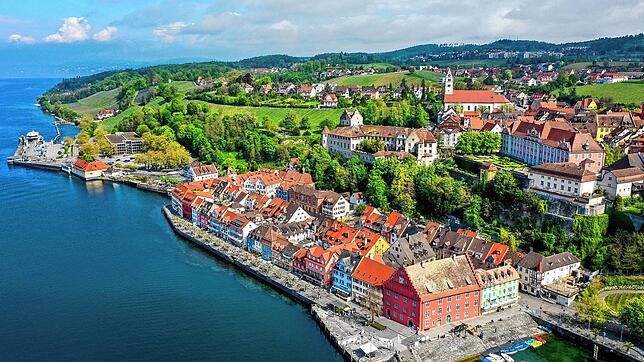 Ein 64-jähriger Freizeitkapitän setzte am Freitagabend sein Segelboot gegen die Mauer des Hafens von Meersburg, rechts unten im Bild. ...