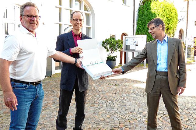 Christian Schmid und Frieder Staerke (von links) vom Aktionsbündnis Stop Südumfahrung überreichten am 1. September einen Ordner mit rund ...