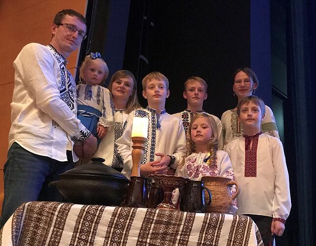 Traditionell gekleidet sind Oleg Andrusyshin (von links) mit Nastia, Svitlana Malona und die Kinder Dima, Volodia, Tania und Arsen mit ...