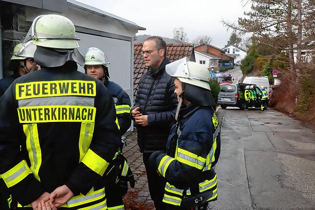 Bürgermeister Andreas Braun am Tag nach der eskalierten Zwangsräumung im Gespräch mit Unterkirnacher Feuerwehrmännern.