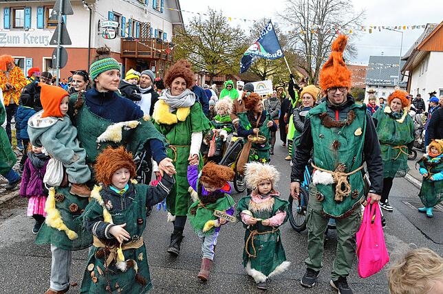 Große und kleine Mooswichtel vom Naturkindergarten Zauberwald bereichern den Kinderumzug in Neuhausen.