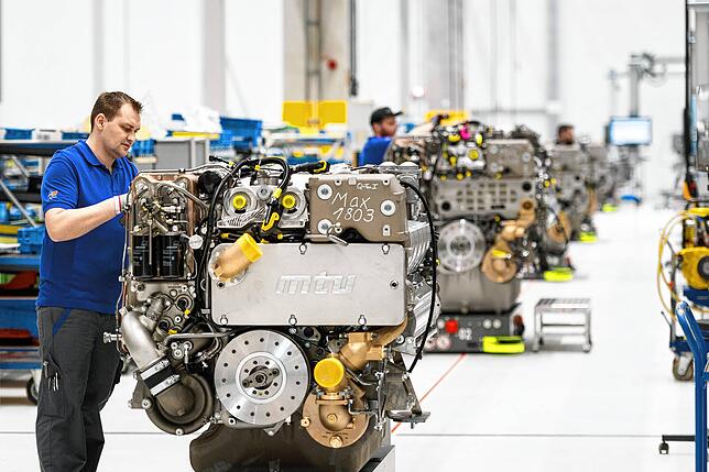 Blick in die Werkshalle: ein Mitarbeiter bei der Montage eines MTU-Motors.