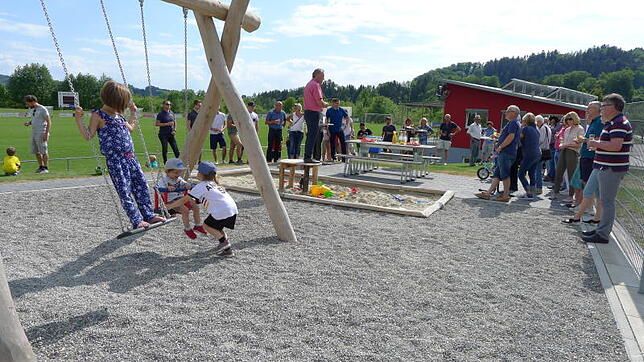 Während Vereinsvorsitzender Wolfgang Rößler (Bildmitte) mit Sportfreunden und Sponsoren den Spielplatz offiziell seiner Bestimmung ...