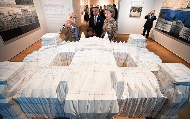 Christo erklärt Königin Mathilde von Belgien an einem Modell, wie er den Reichstag verhüllte.