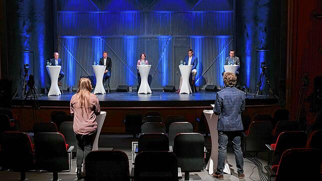 Die SÜDKURIER-Wahlarena zur Landtagswahl 2021 im Stadttheater Konstanz sorgt für eine lebhafte Diskussion. Auf der Bühne (von links) ...