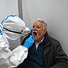 Wolfgang Döbele aus Bad Säckingen wird im Testzentrum im Kultursaal von Samira Borchers vom DRK Wehr mit einem Antigen-Schnelltest getestet.