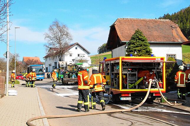 Die mit 25 Mann und vier Fahrzeugen angerückte Blumberger Feuerwehr hatte den Traktorbrand in Hondingen schnell abgelöscht.