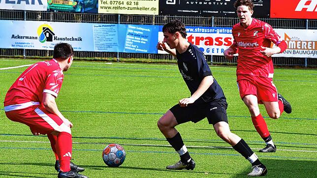 Punkt gesichert: Nils Vogt – hier in der Mitte auf unserem Archivfoto aus dem Spiel gegen die SG Weilheim/Gurtweil – traf für den FC ...