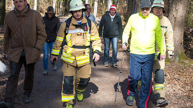 Am Sonntagvormittag wurde Kai Eichler von Kameraden der MTU-Werksfeuerwehr, dem Sportkollegen Didi Beiderbeck (Zweiter von rechts) sowie ...
