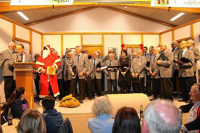 Das war im vergangenen Jahr: Gut informiert zeigte sich der Nikolaus, der den Männern des Oberalpfener Liederkranzes die Leviten las.