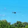 Der Polizeihelikopter kurz vor der Landung auf dem Konstanzer Flugplatz.