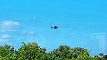 Der Polizeihelikopter kurz vor der Landung auf dem Konstanzer Flugplatz.