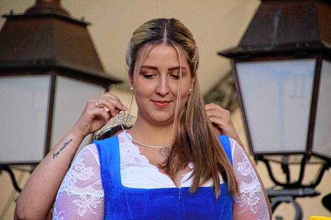 Auch die Kette muss Angela Staneker ablegen.