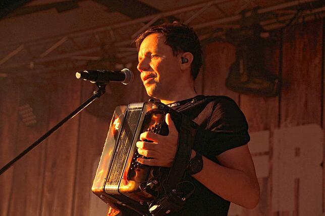 Bild 15: Ausgelassene Stimmung beim Dorfrocker-Konzert in Sauldorf