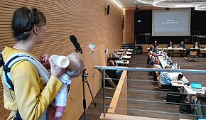 Celia Jakob (mit Baby) hielt zu Beginn der Sitzung in der Bürgerfragestunde ein Statement gegen eine Bebauung des Landschaftsparks Sankt ...